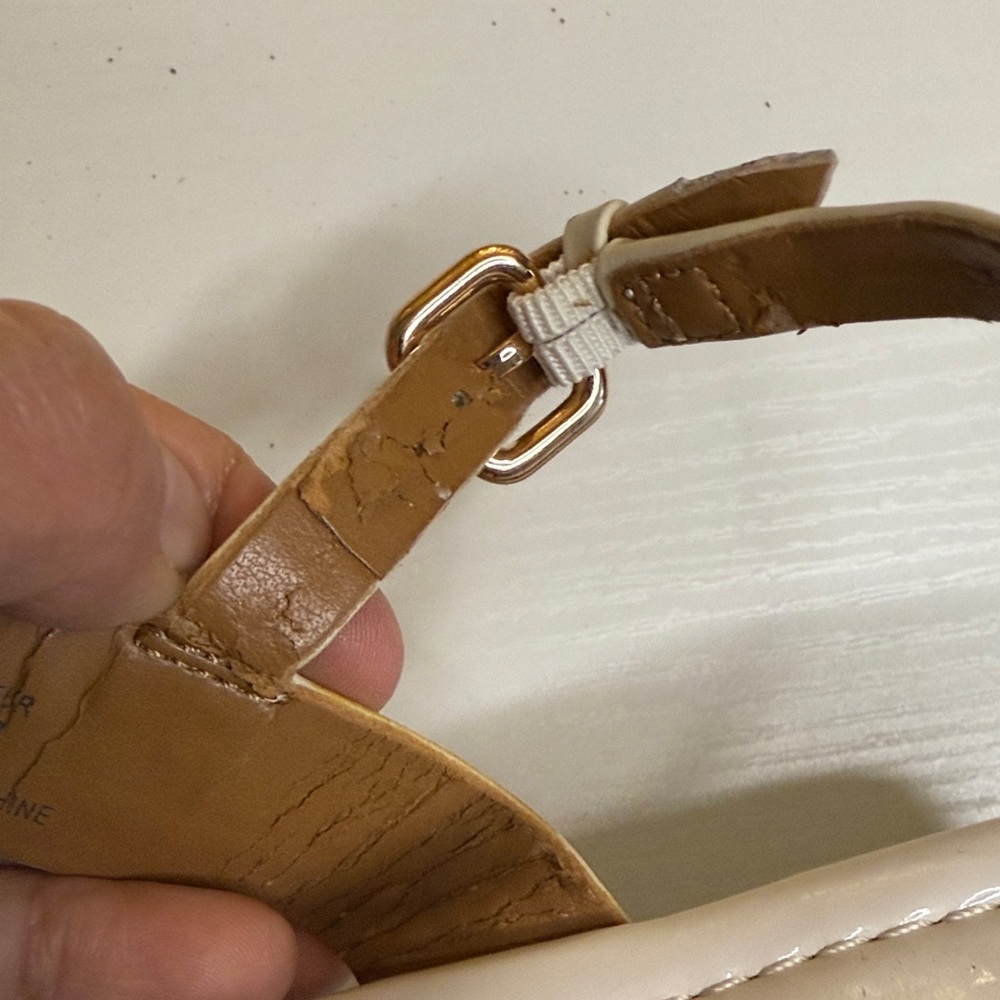 Coach Caterine patent leather Beige and Cream Sandals with Gold Details - Picture 10 of 11
